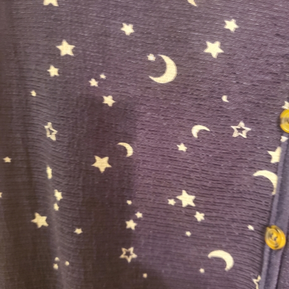 ⭐️🌙All in love button down top size large - Picture 3 of 4